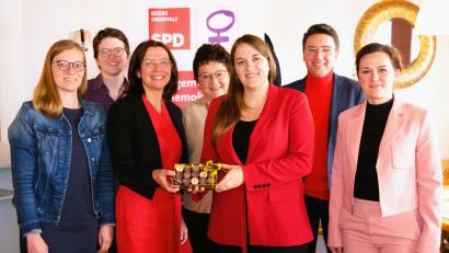 Bild: Hirsch
Die Arbeitsgemeinschaft sozialdemokratischer Frauen traf sich zur Bezirkskonferenz. Das Bild zeigt von links: Nicole Bäumler, Monika Friedl, Karin Frankerl, Brigitte Scharf, Ronja Endres, Peter Wein und Andrea Diermeier.