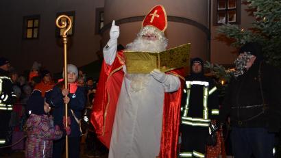 Archivbild: dob
Beim "Romantischen Weihnachtsmarkt" vor dem Rathaus am ersten Adventssonntag werden Besucher eine zauberhafte Stimmung erleben. Natürlich schaut auch der Nikolaus vorbei.