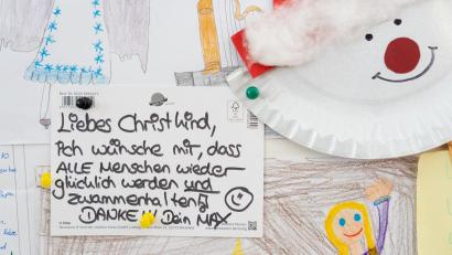 Bild: Nicolas Armer/dpa/Symbolbild
"Liebes Christkind, ..." - Briefe von Kindern an das Christkind hängen an einer Tafel im Weihnachtspostamt.