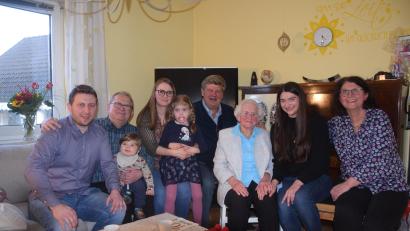 Bild: fz
Im Kreise ihrer Familie feiert Else Dietl ihren 90. Geburtstag, zu dem auch Bürgermeister Martin Schregelmann die Glückwünsche der Gemeinde überbrachte.