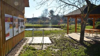 Bild: fjo
Der Spielpark in Hagendorf ist fast fertig. Am Gebäude sind die von Heimatpfleger Andreas Ringholz entworfenen Tafeln zur Bergwerksgeschichte des Waidhauser Ortsteils angebracht.