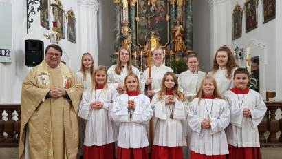 Bild: gi
Beim Gottesdienst in der Wieskirche am Christkönigsfest wurden in Moosbach fünf neue Ministranten aufgenommen. Es sind dies: Theresa Grötsch, Lea Hoch, Theresa Drexler, Emma Scheck und Felix Liebl (vorne). Darüber freute sich und gratulierte Pfarrer Udo Klösel.