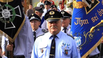 Archivbild: Wilhelm Ertl 
Aus dem Fotoarchiv eine Aufnahme aus dem Jahr 2013 mit Werner Stubenvoll an der Spitze der Fahnenabordnung.