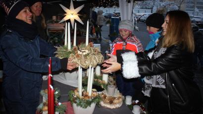 Bild: R. Kreuzer
Beim ersten Weihnachtsmarkt des VfB Weiden im Westen der Stadt war viel Betrieb. Insbesondere die Adventsartikel waren nachgefragt.
