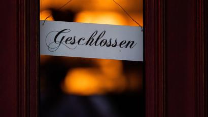 Bild: Rolf Vennenbernd/dpa/Symbolbild
Ein Schild mit der Aufschrift „Geschlossen“ hängt an der Tür eines Restaurants.