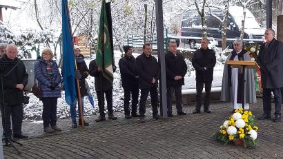 Bild: R. Kreuzer
Vor dem Mahnmal mit den vielen Namen der Bürger aus dem Weidener Westen versammelten sich die Mitglieder der angeschlossenen Vereine im Kartell.