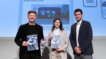 Bild: Designaustria, Wien/Jana Madzigon
Den Preis für das Büro Wilhelm durften Geschäftsführer und Kommunikationsdesigner Manfred Wilhelm (links) und Mediengestalterin Leonie Wilhelm entgegennehmen.