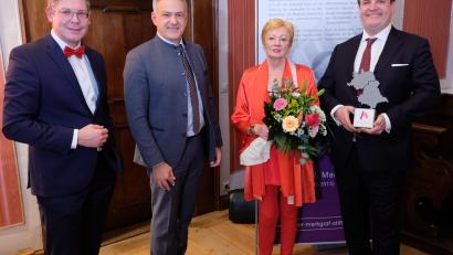 Bild: do
Die Nordoberpfälzer Wirtschaftsjunioren sind Träger des Rainer-Markgraf-Preises 2022. Die Preisskulptur überreichte Irene Markgraf an Philipp Rank (rechts), Kreissprecher der Wirtschaftsjunioren. Die Spendengala moderierte geschäftsführender Stiftungsvorstand Florian Prosch (links). Die Laudatio hielt der Tirschenreuther Landrat Roland Grillmeier (Zweiter von links).