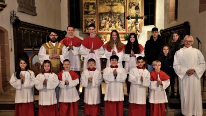 Bild: do
Sieben junge Christen verstärken künftig die Ministrantenschar der Pfarrei St. Laurentius. Gleichzeitig wurden fünf Messdiener aus dem aktiven Dienst verabschiedet.