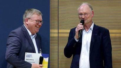 Screenshot: Susanne Schwab, Stadt Amberg/exb
Oberbürgermeister Michael Cerny (links) mit Diplom-Meteorologe und Moderator Sven Plöger bei der Preisübergabe in Berlin.
