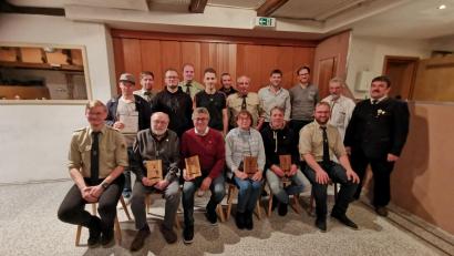 Bild: gz
Schützenmeister Daniel Biermeier (links) und Stellvertreter Markus Werner (rechts) danken (ab Zweiter von links) Helmut Karl, Reiner Gäbl, Maria Karl, Peter Kaiser für 50 Jahre und vielen weiteren Mitgliedern für die Treue zur Schützengesellschaft Hubertus.