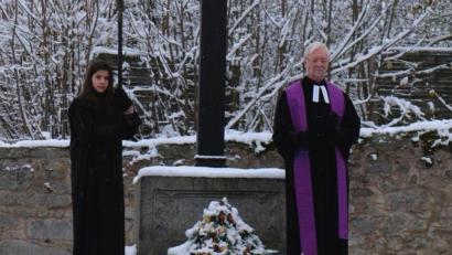 Bild: le
Am Ewigkeitssonntag gehört neben dem Gottesdienst der Friedhofgang zum Besuch der Gräber für die Verstorbenen im letzten Kirchenjahr. Am großen Friedhofskreuz betet Pfarrer Wiilfried Römischer für die Verstorbenen.
