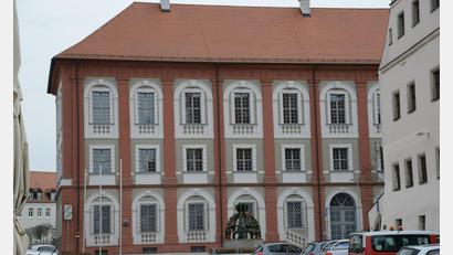 Archivbild: Petra Hartl 
Das Lobkowitzerschloss in Neustadt/WN ist nicht nur optisch ein ansprechender Arbeitsplatz. Mit dieser Aussage will das Landratsamt bei einer neuen Kampagne Mitarbeiter gewinnen.