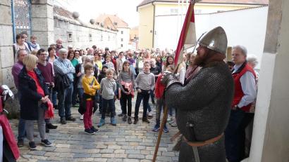 Archivbild: rlö
Ob der Zuspruch bei den Stadtführungen zum Orange Day mit Tanja Weiß am Freitag und Samstag ähnlich stark sein wird wie bei der szenischen Stadtführung im Jahr 2019, bleibt abzuwarten, aber der Rundgang wird auch wieder hinauf ins Sulzbacher Schloss führen, wo es um „Sulzbachs starke Frauen“ geht.