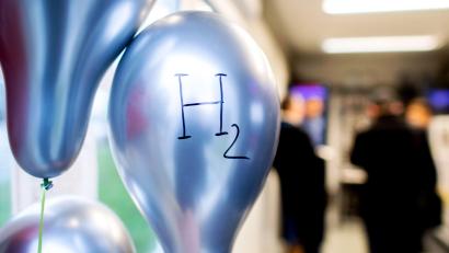 Symbolbild: Hauke-Christian Dittrich/dpa
Die umweltfreundliche Erzeugung von Wasserstoff ist ein Zukunftsthema auch im Landkreis Tirschenreuth. Das Symbolbild zeigt einen Ballon mit dem chemischen Zeichen für Wasserstoff.