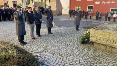 Bild: Josef Glas
Die Vertreter der Bundeswehr und der Gemeinde bei der Kranzniederlegung am Ehrenmal