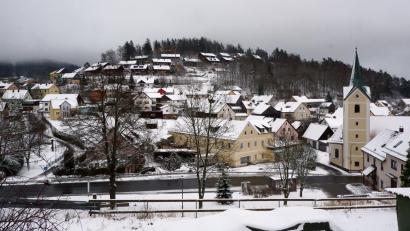 Bild: Gemeinde Flossenbürg/exb
Noch liegt nicht viel Schnee in Flossenbürg, trotzdem könnte der Winter ungemütlich werden. Das Räumfahrzeug soll künftig seltener ausrücken, um Treibstoff zu sparen. Die Sanierung des Plattenbergs wird außerdem die größte Maßnahme im Rahmen der Städtebauförderung in den nächsten Jahren.