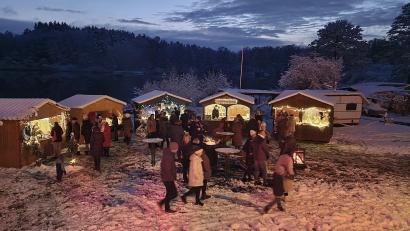 Bild: rn
Von der Terrasse des Hexenhäusls aus bot sich ein einladender Blick auf die Verkaufsstände vor dem Rußweiher.
