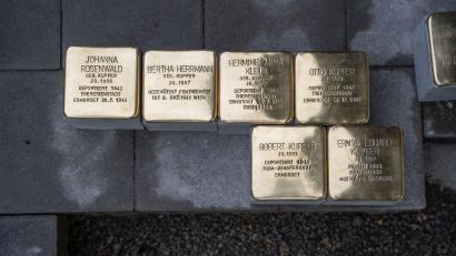 Bild: Marco Meier
Glänzende Mahnmale kurz vor der Verlegung. Die Stolpersteine in der Bahnhofstraße 33 erinnern an die große Fabrikantenfamilie Kupfer.
