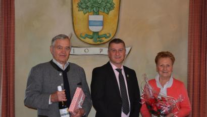 Bild: kki
Bürgermeister Dietmar Schaller (Mitte) und scheidender Seniorenbeauftragter Johann Lindner heißen Nachfolgerin Gerti Ahne herzlich willkommen.