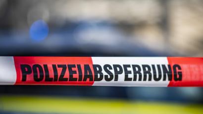 Symbolbild: David Inderlied
Ein Absperrband mit der Aufschrift "Polizeiabsperrung" ist aufgespannt.
