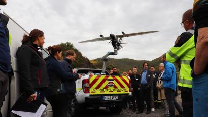 Bild: Melissa Wagner/exb
Der Pick-up der Sicherheitsforschung mit dem montierten Roboterarm auf der Ladefläche. Hiervon kann die Drohne auch während der Fahrt starten und landen.
