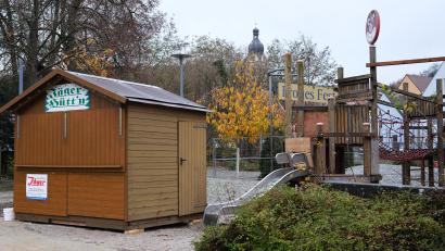 Bild: Hirsch
Die Weihnachtsbuden im Stadtpark sind aufgebaut. Am Freitag beginnt der Schwandorfer Winterzauber.