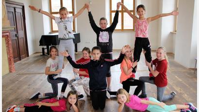 Bild: bjo
Die Schmidmühlener Kindergarde ist bereit für die Faschingssaison, wie ihre Schlussfigur zeigt.