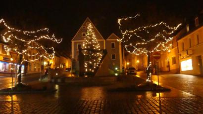 Bild: rn
Kleine Lichterketten und nur ein Chrstbaum übernehmen heuer die Beleuchtung des Stadtplatzes. Die Ständerleuchten bleiben aus..