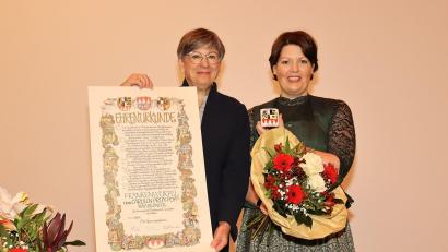 Bild: Johannes Hardenacke/Regierung von Unterfranken/exb
Preisträgerin Carolin Pruy-Popp (rechts) und die Regierungspräsidentin von Unterfranken, Heidrun Piwernetz.
