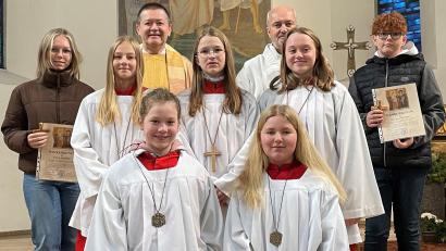 Bild: gis
Verabschiedung und Aufnahme von Ministranten in Mehlmeisel: Jana-Ina Bühlmeier (vorne links) und Emilia Korn (vorne rechts) sowie (mittlere Reihe, von links) Josephine Jungnickl, Dorothea Nolda und Sarah Bühlmeier mit (hinten, von links) Sophie Pscherer, Pfarrer Ferdinand Weinberger, Diakon Franz Lautenbacher und Hannes Pscherer.