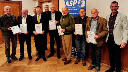 Bild: R. Kreuzer
Beim Ehrenabend des Arbeitskreises für Außen- und Sicherheitspolitik erhielten zahlreiche Mitglieder die Auszeichnung für ihre langjährige Mitgliedschaft.