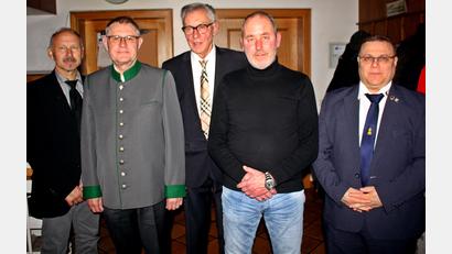 Bild: R. Kreuzer
Die Reservistenkameradschaft um Vorsitzenden Werner Holl (Bildmitte) ehrte Rainer Wagner (Zweiter von links) und Dieter Schollmayer (Vierter von links). Links im Bild ist Manfred Zettl, rechts Hartmut Schütze.