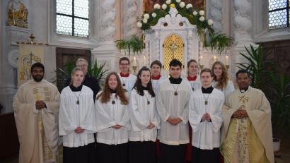 Bild: bnr
Am Christkönigsfest sind sechs Ministranten (vordere Reihe) aus der Ministrantenschar der Pfarrei Pfreimd ausgeschieden. Pfarrer Georg Parampilthadathil (rechts) und Pater Josef (links)dankten ihnen für ihren zuverlässigen Dienst am Altar.