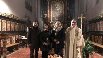 Bild: Ökumenische Sozialstation Sulzbach-Rosenberg/exb
Über die 2000-Euro-Spende des Elisabethenvereins freuen sich (von links): Günther Koller, Vorstandsvorsitzender des Caritasverbands, die beiden Pflegedienstleiterinnen Katharina Morgenstern (Tagespflege) und Brigitte Riederer (Sozialstation) sowie Pfarrer Herbert Mader.