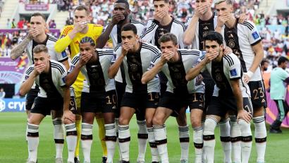 Bild: Christian Charisius/dpa
Die deutsche Nationalmannschaft sendete vor dem Japan-Spiel ein Zeichen in die Welt.