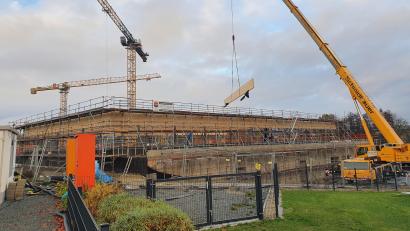 Bild: kaz
Auf der Baustelle für die neue Realschule in Kemnath wird fleißig gearbeitet. Ende 2024 soll das Millionenprojekt bezugsfertig sein.