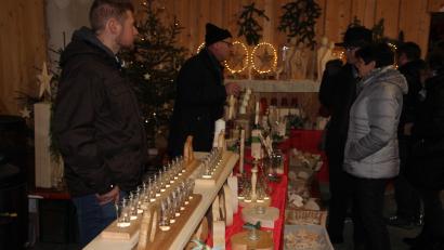 Bild: kro
Kunstvoll hergestellte Deko-Artikel aus Holz waren beliebt beim Adventsmarkt in Hohenthan.