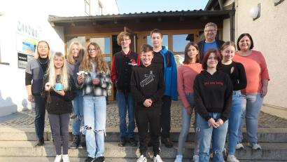 Bild: jzk
Realschuldirektor German Helgert (hinten rechts) dankte den beiden Lehrkräften Gabi Wolf (rechts), Silke Hertel (links) und den Schülerinnen und Schülern für die beiden Projekte zum Erhalt der Auszeichnung Partnerschule Verbraucherbildung.