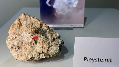 Bild: ck
Der Pfeil weist auf die betreffende Stelle hin, wo der "Pleysteinit" winzig klein zu sehen ist. Mit Lupe oder Mikroskop kann man das Mineral besser begutachten.