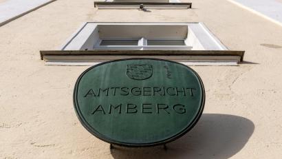 Bild: Armin Weigel
Ein Schild mit der Aufschrift "Amtsgericht Amberg" ist am Justizgebäude angebracht. Ein Fall in Augsburg wurde nun in Amberg verhandelt.