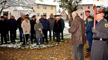 Bild: R. Kreuzer
Die Siedlergemeinschaft Moosfurt legt am Mahnmal in der Siedleranlage einen Kranz nieder.