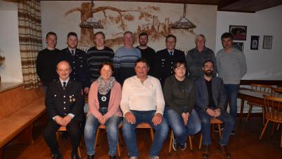 Bild: gi
Glückliche Gesichter nach den Neuwahlen bei der Feuerwehr Tröbes gibt es beim neuen Vorsitzenden Johann Eger (vorne, Mitte) und beim zweiten Vorsitzenden Franz Feneis (hinten, Vierter von links) sowie bei Kassenverwalterin Kerstin Hofmeister (vorne, Zweite von rechts), Schriftführerin Gerlinde Rom (Zweite von links, vorne) und den Beisitzern und Kassenprüfern.