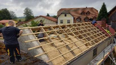 Bild: Hans Karl Hübner/exb
Die Mitglieder des Vereins Selwa gmacht bei der Sanierung des Dachs vom Alten Schlachthaus in Oberbibrach.