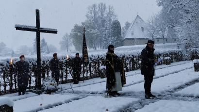 Bild: exb/Karl Meier
In tief winterlichem Wetter wurde die Andacht auf dem Soldatenfriedhof in Wöllershof für die Gefallenen der Weltkriege zelebriert.
