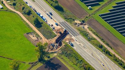Bild: FRANKENAIR Ingo Baeuerlein / LUFTBILD-SUCHE.com/exb
Diese Luftaufnahme vom September zeigt die Baustelle Kurmhofbach an der A93 bei Perschen. Inzwischen sind alle Fahrbahnen wieder für den Verkehr freigegeben.
