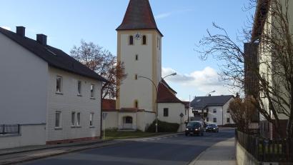 Bild: Houschka
Zukunftsperspektiven für Dürnsricht: Vorrangig erscheint dem Städteplaner Volker Sahm ein Dorfzentrum, das im Bereich der denkmalgeschützten Kirche St. Ulrich (im Hintergrund) entstehen könnte. Aber auch mit Blick auf die durch den Ort führende Staatsstraße 2151 hat er Ideen.