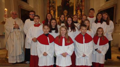Bild: amö
Nico Lingl, Lea Back und Toni Janner (vorne von links), Leonie Winter und Sarah Röhrich (zweite Reihe Mitte von links) mit Pfarrer Eugen Wismeth im Kreise der Ministrantenschar.