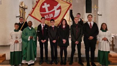 Bild: Tobias Schmid/exb
Bei einem feierlichen Gottesdienst werden fünf neue Mitglieder in die Katholische Landjugend in Gleiritsch aufgenommen. Pfarrer Pater Johnson Varakaparambil lobt das Engagement der jungen Leute.