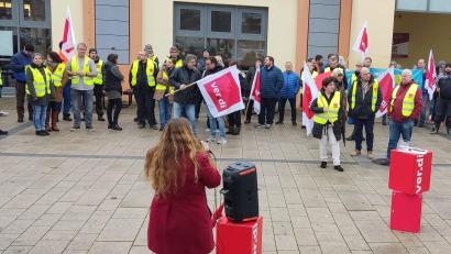 Bild: Kathrin Birner, ver.di Bezirk Oberpfalz/exb
Mehr als 100 Beschäftigte versammeln sich in Grafenwöhr vor dem Verhandlungsbeginn.